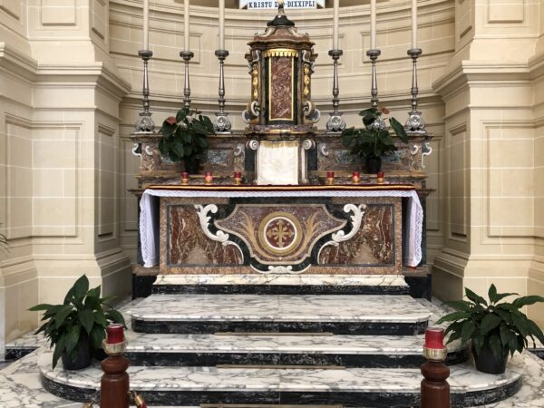 Central altar in the Rotunda