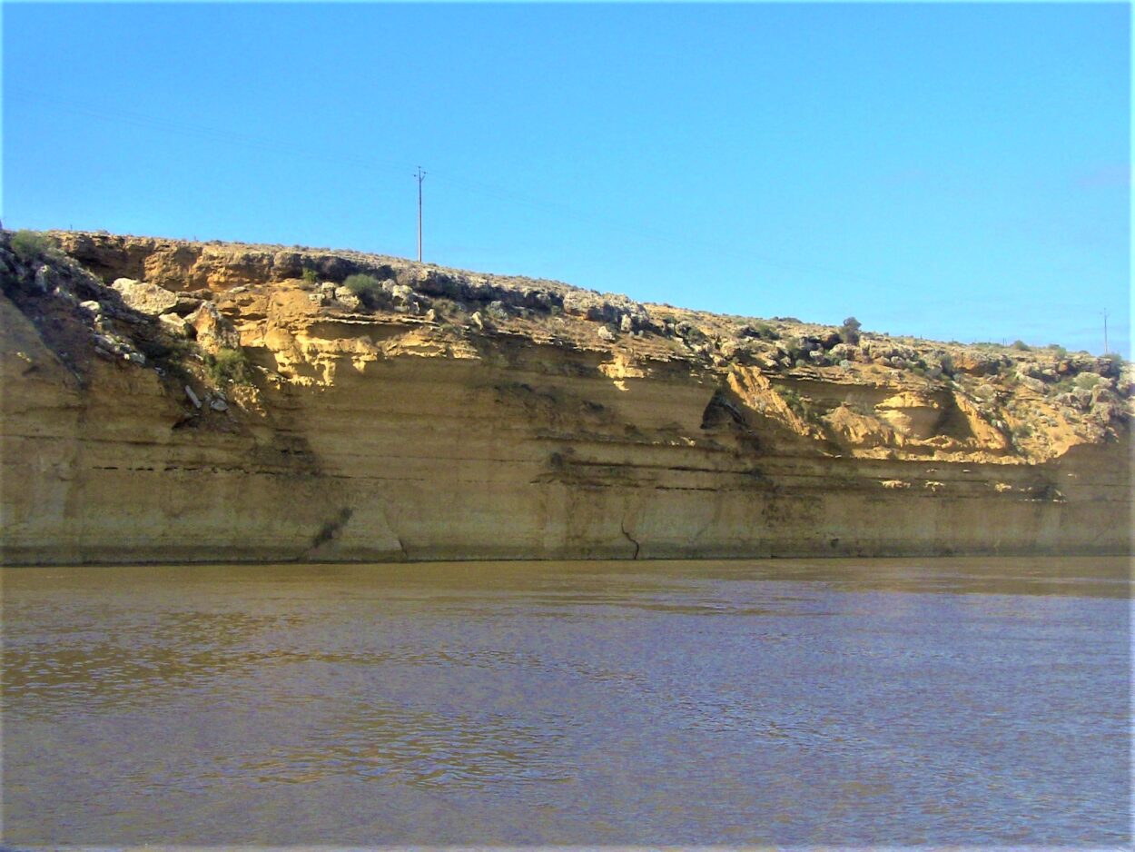 Cliffs along the banks: Murray River